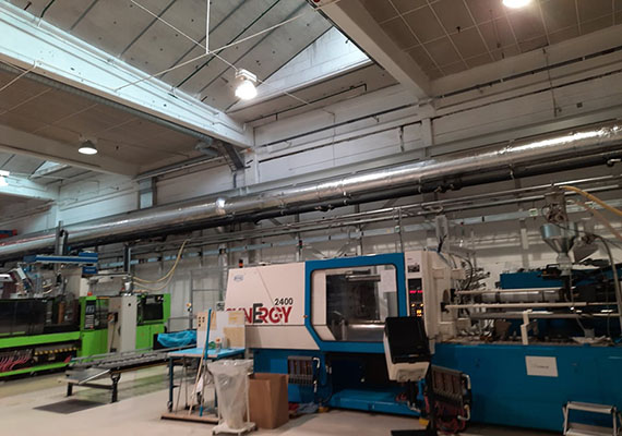 Isolerte tilluftkanaler på produsjonslokale.